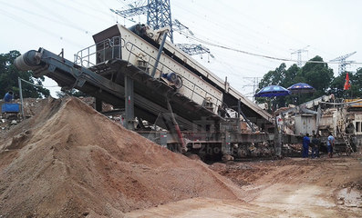 西安鳳凰涅盤公司引進(jìn)中意移動(dòng)式破碎站，推動(dòng)資源再生利用技術(shù)研發(fā)